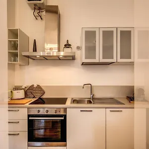 elegant-apartment-behind-the-colosseum.it-romehotels.com/